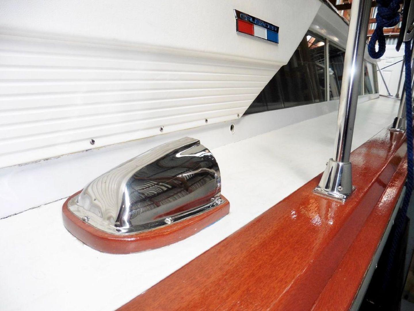 Chris-Craft Crusader Cavalier Avalon 36'