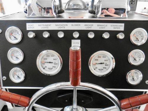 Chris-Craft Crusader Cavalier Avalon 36'